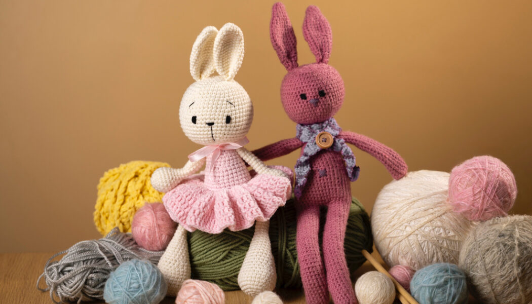 Renkli iplerle yapılmış amigurumi oyuncak figürleri – Japon el sanatı örneği