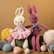 Renkli iplerle yapılmış amigurumi oyuncak figürleri – Japon el sanatı örneği